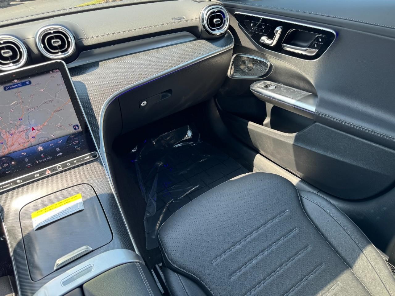 Mercedes-Benz C-Class Vehicle Full-screen Gallery Image 17