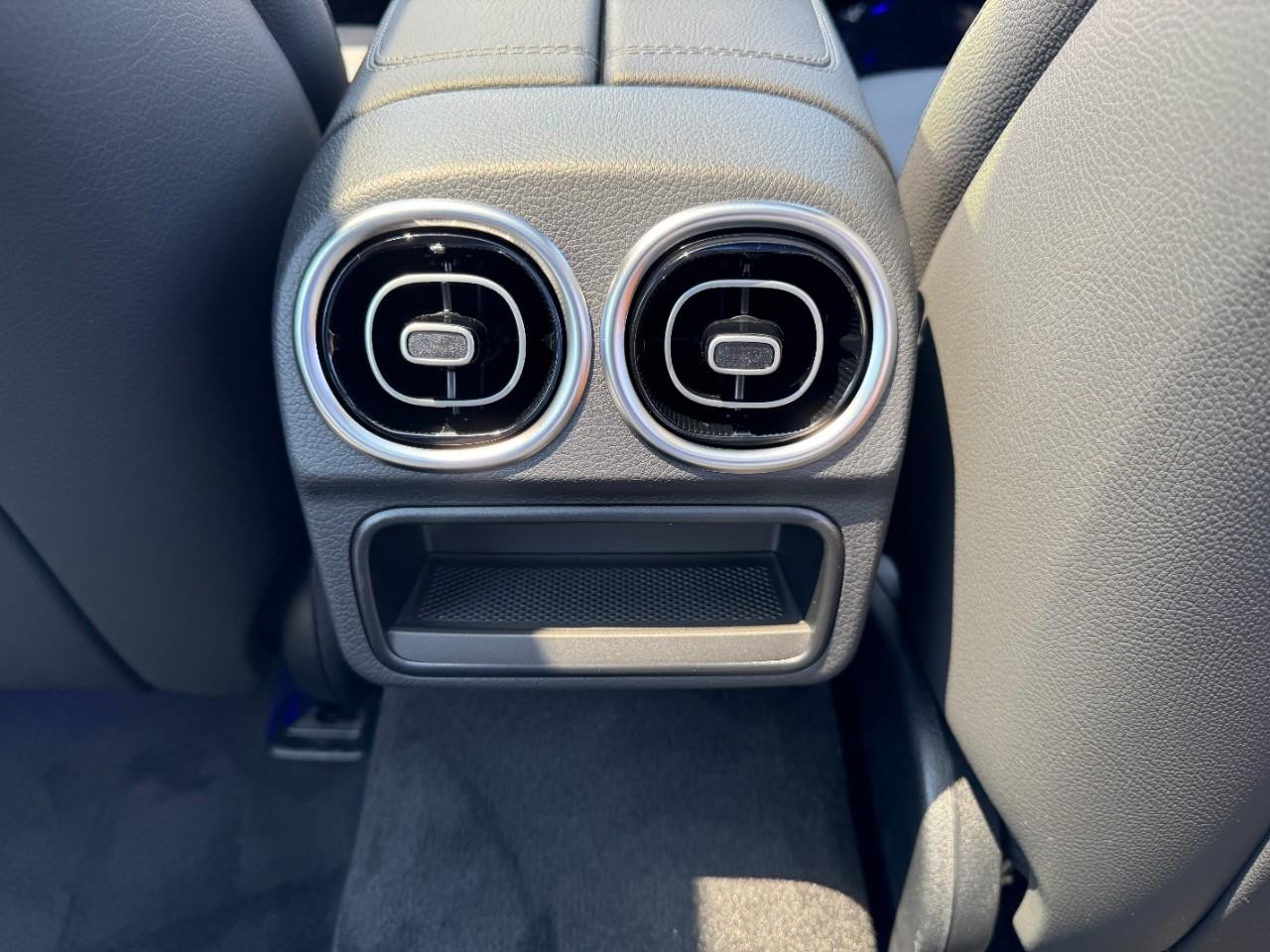 Mercedes-Benz C-Class Vehicle Full-screen Gallery Image 18