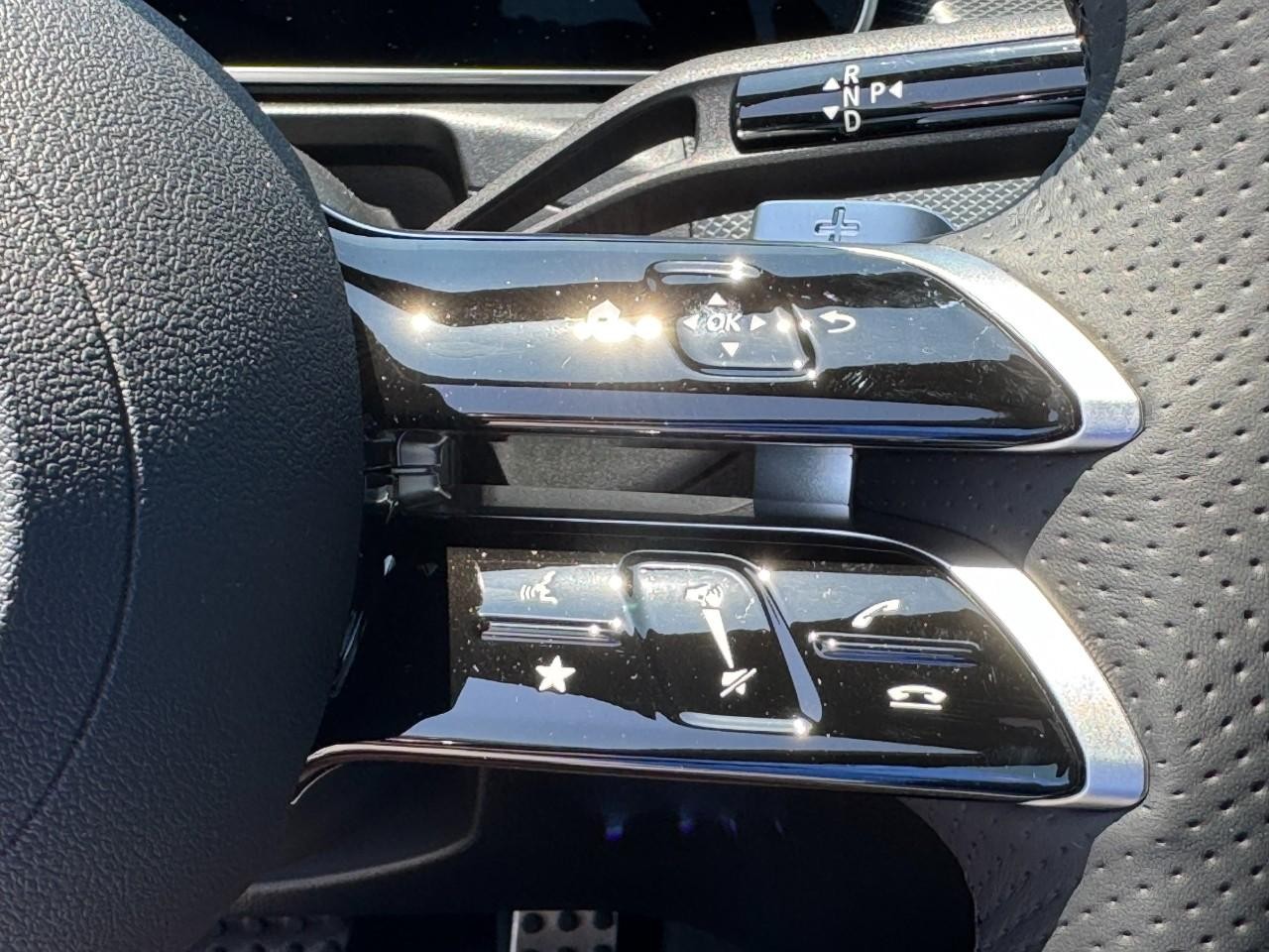 Mercedes-Benz C-Class Vehicle Full-screen Gallery Image 21