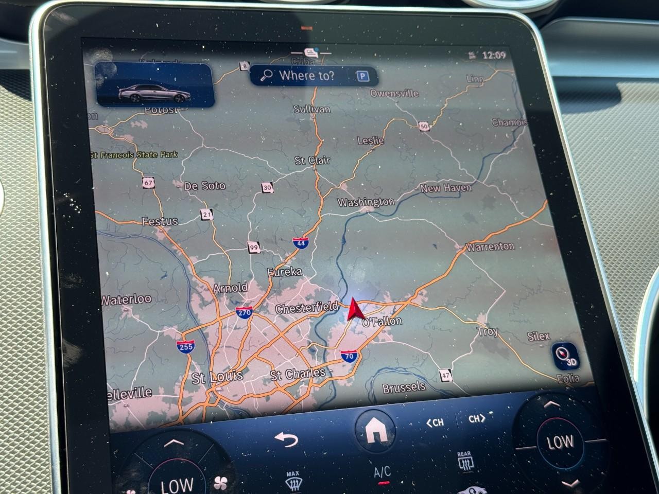 Mercedes-Benz C-Class Vehicle Full-screen Gallery Image 23