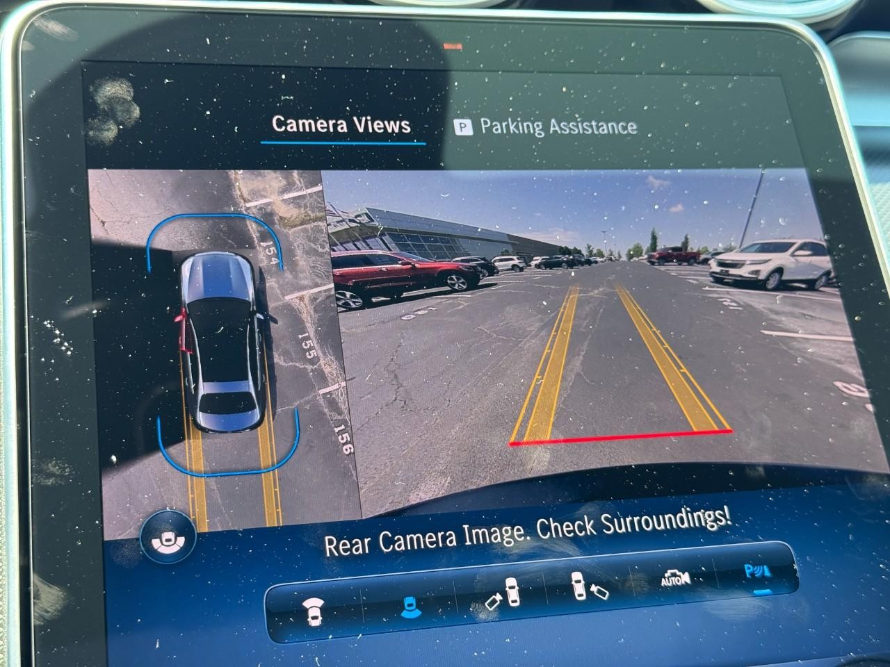 Mercedes-Benz C-Class Vehicle Full-screen Gallery Image 24