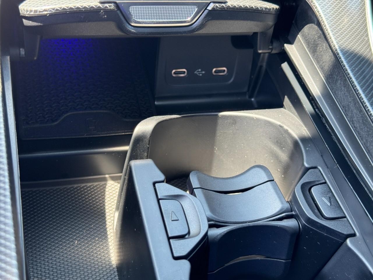 Mercedes-Benz C-Class Vehicle Full-screen Gallery Image 25