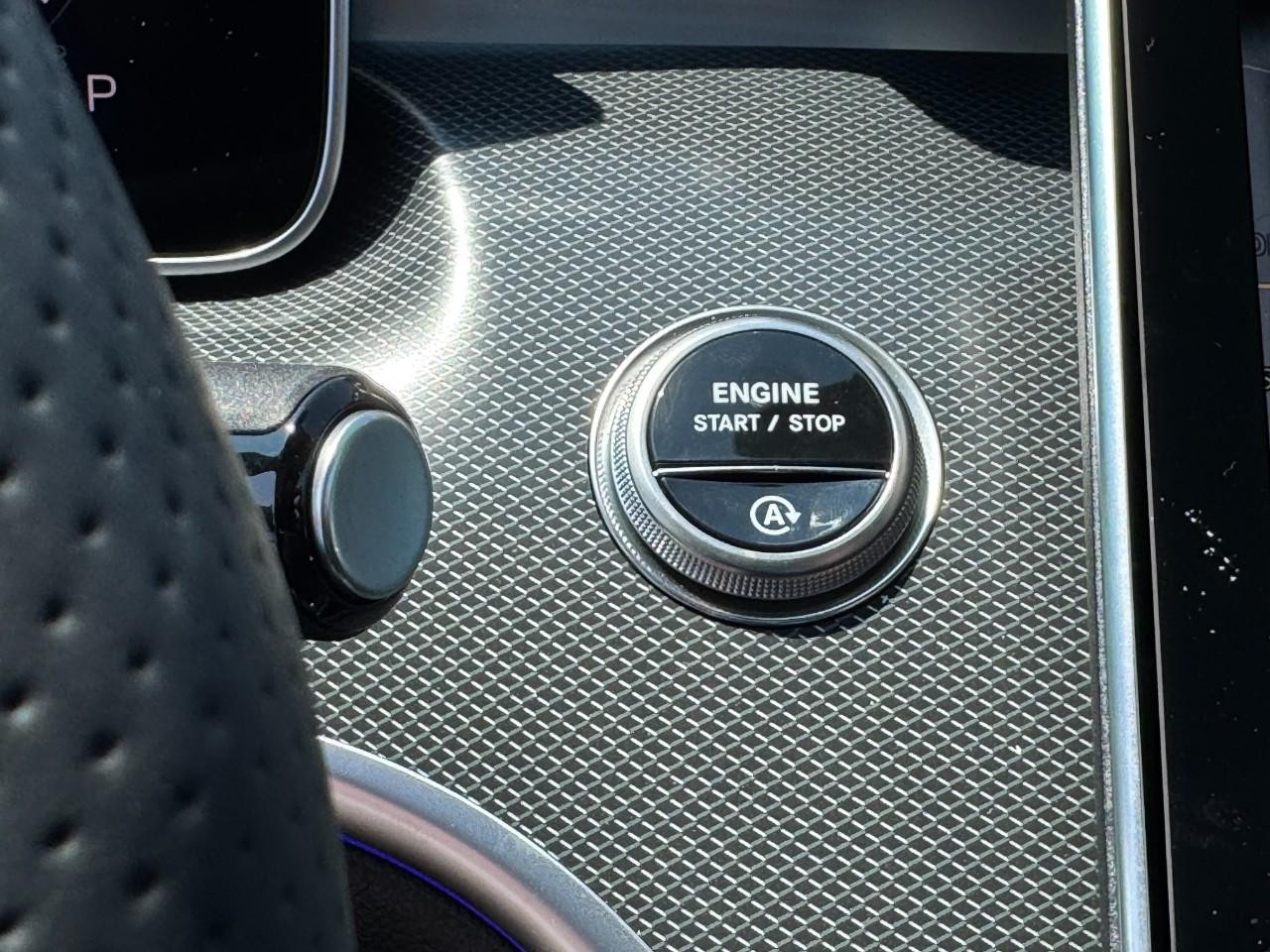 Mercedes-Benz C-Class Vehicle Full-screen Gallery Image 26