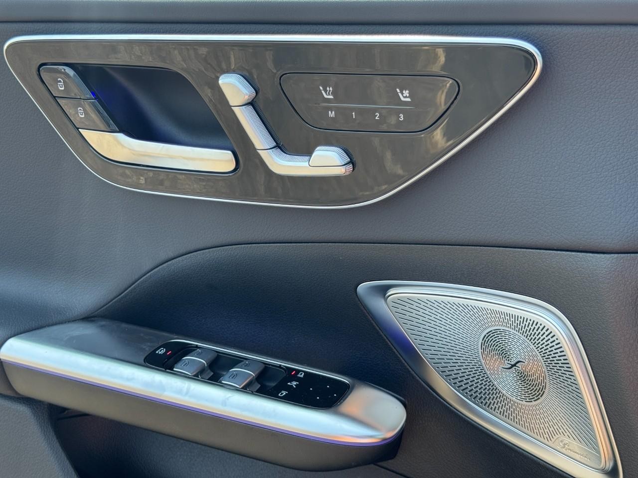 Mercedes-Benz C-Class Vehicle Full-screen Gallery Image 27