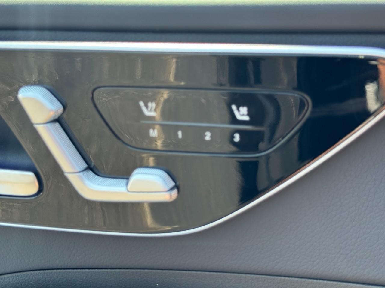 Mercedes-Benz C-Class Vehicle Full-screen Gallery Image 28