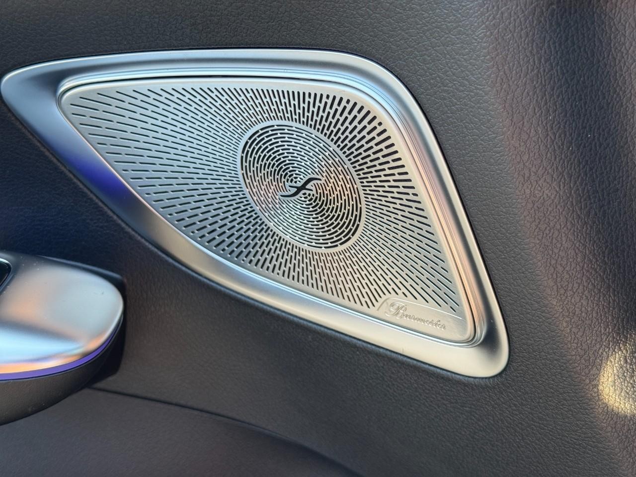 Mercedes-Benz C-Class Vehicle Full-screen Gallery Image 29