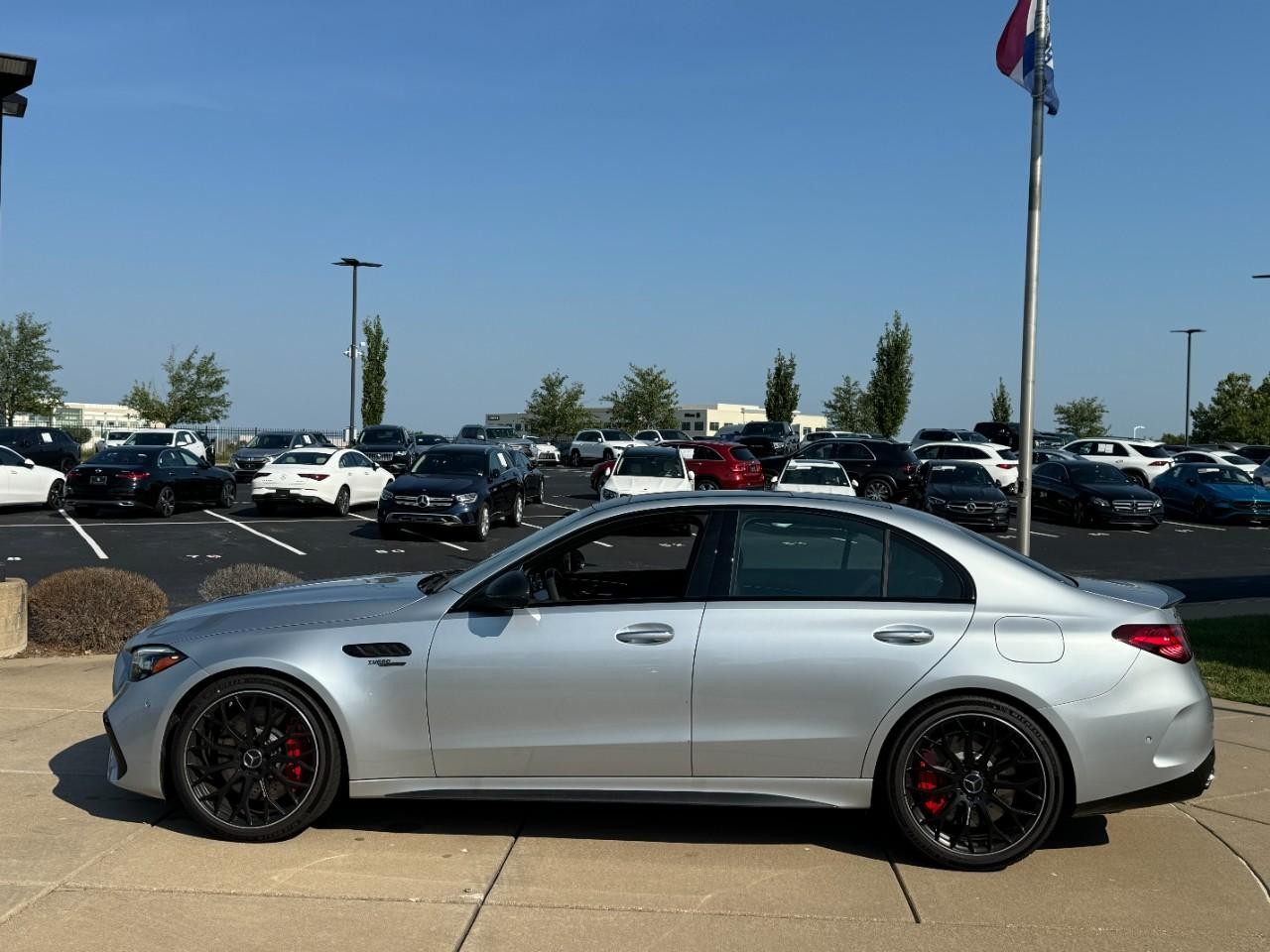 Mercedes-Benz C-Class Vehicle Full-screen Gallery Image 2