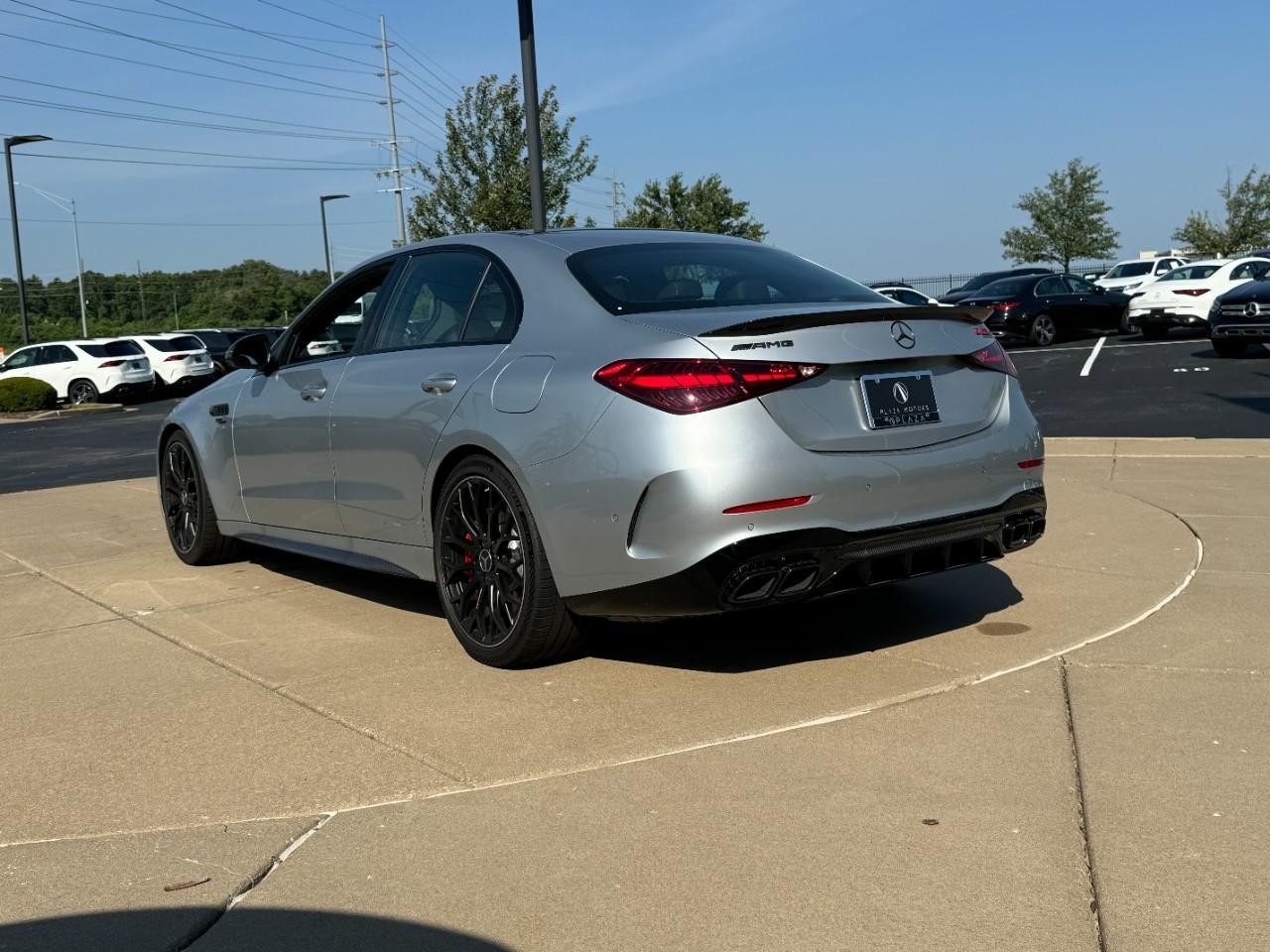 Mercedes-Benz C-Class Vehicle Full-screen Gallery Image 3