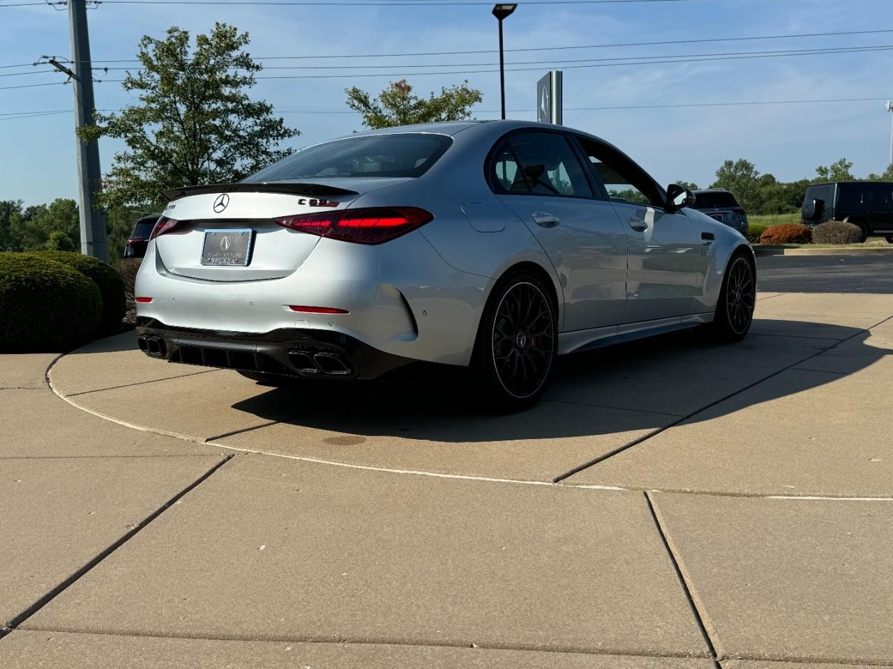 Mercedes-Benz C-Class Vehicle Full-screen Gallery Image 4