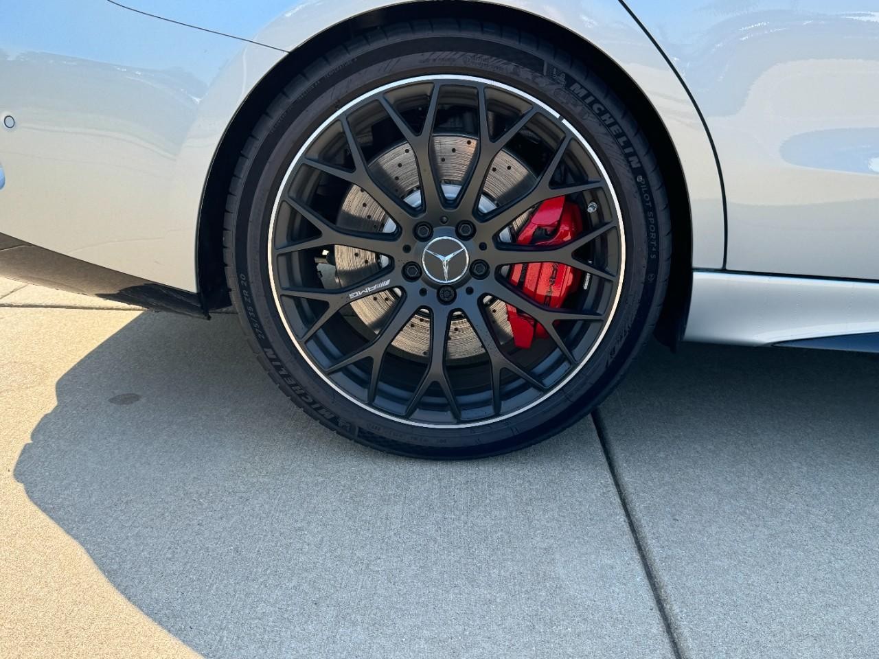 Mercedes-Benz C-Class Vehicle Full-screen Gallery Image 5