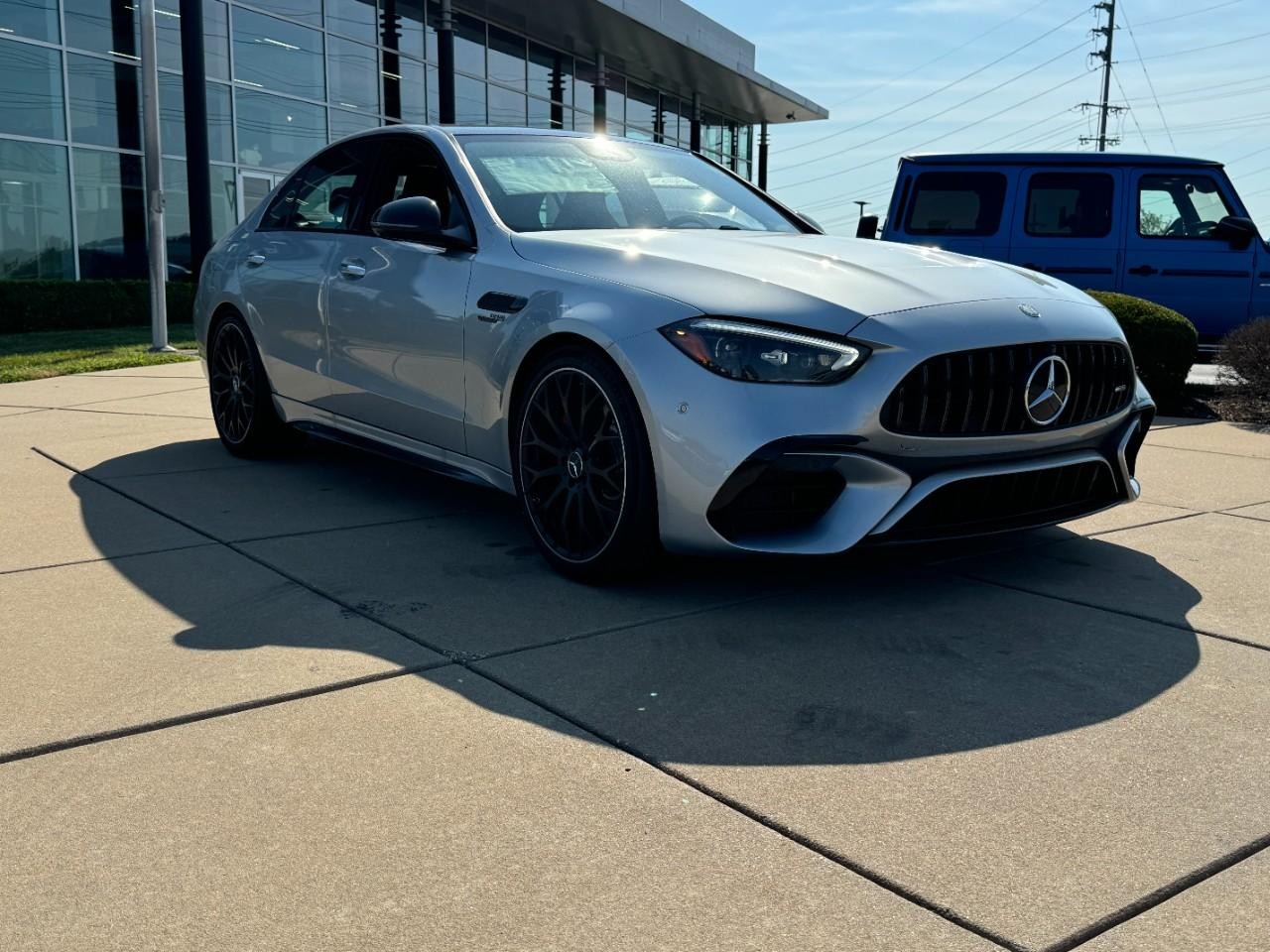 Mercedes-Benz C-Class Vehicle Full-screen Gallery Image 6