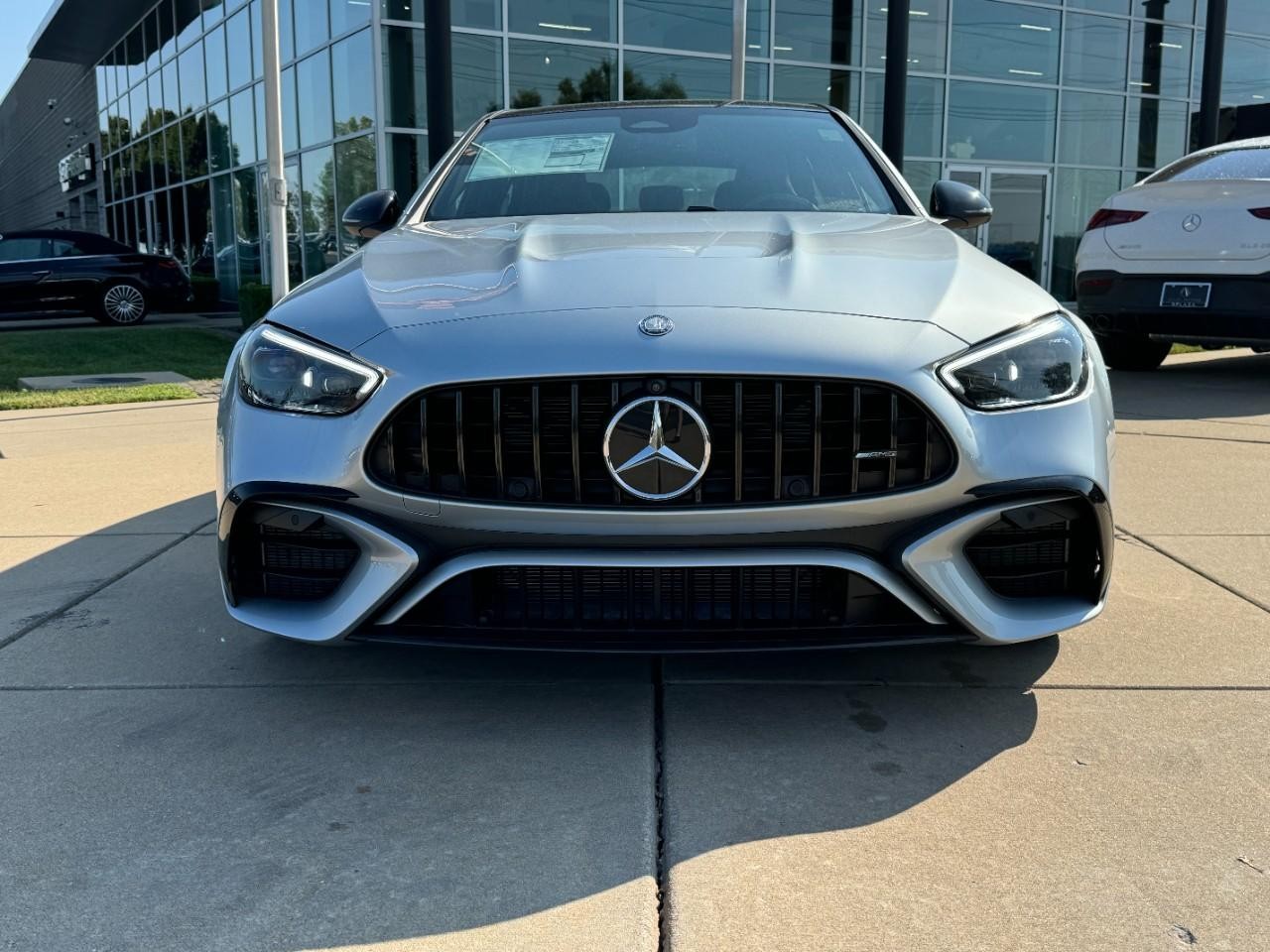 Mercedes-Benz C-Class Vehicle Full-screen Gallery Image 7