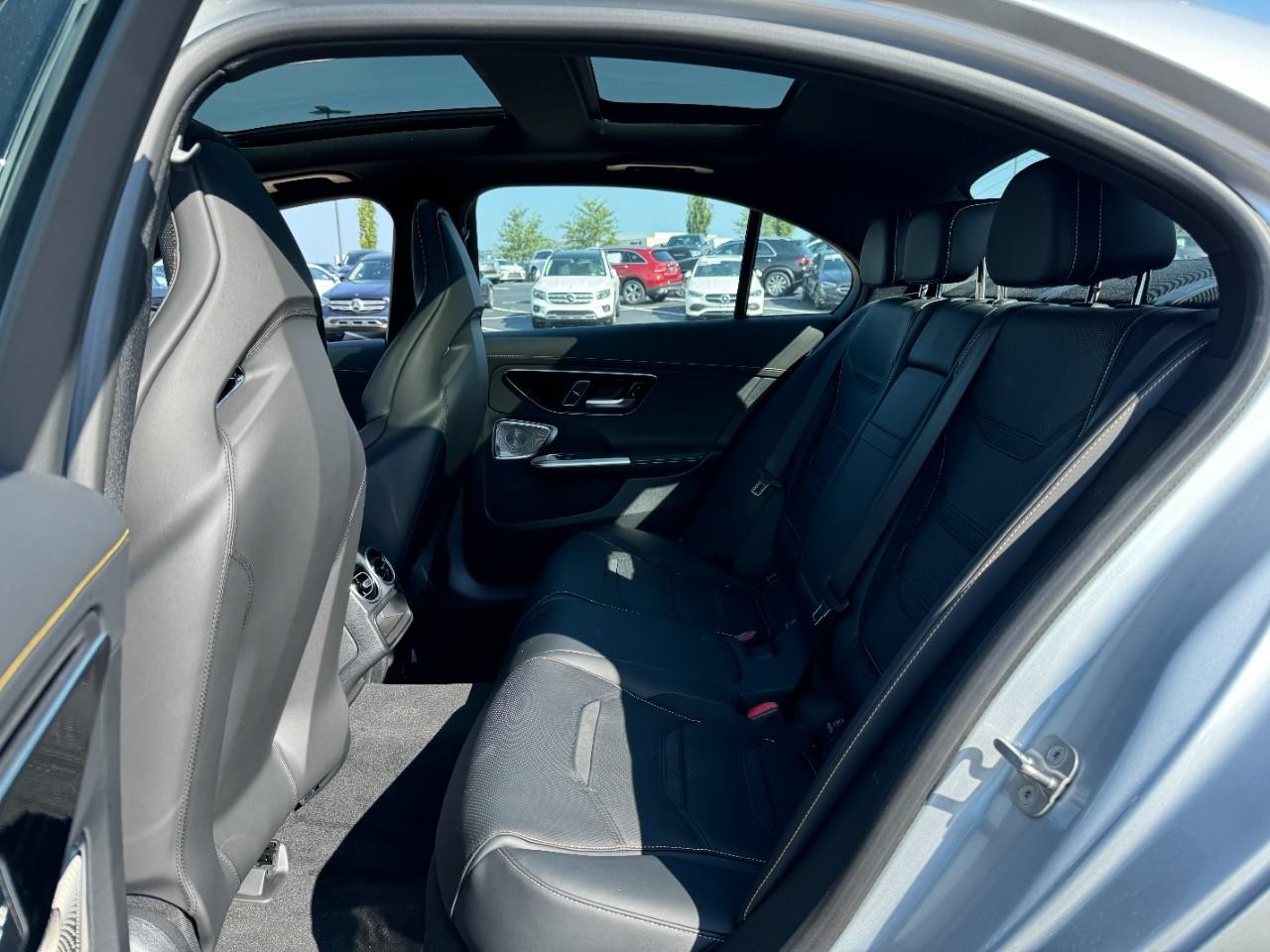 Mercedes-Benz C-Class Vehicle Full-screen Gallery Image 8