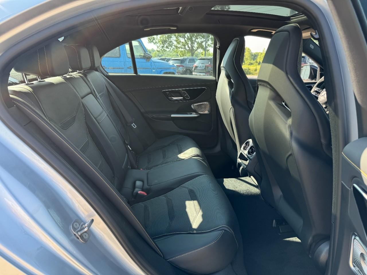 Mercedes-Benz C-Class Vehicle Full-screen Gallery Image 10