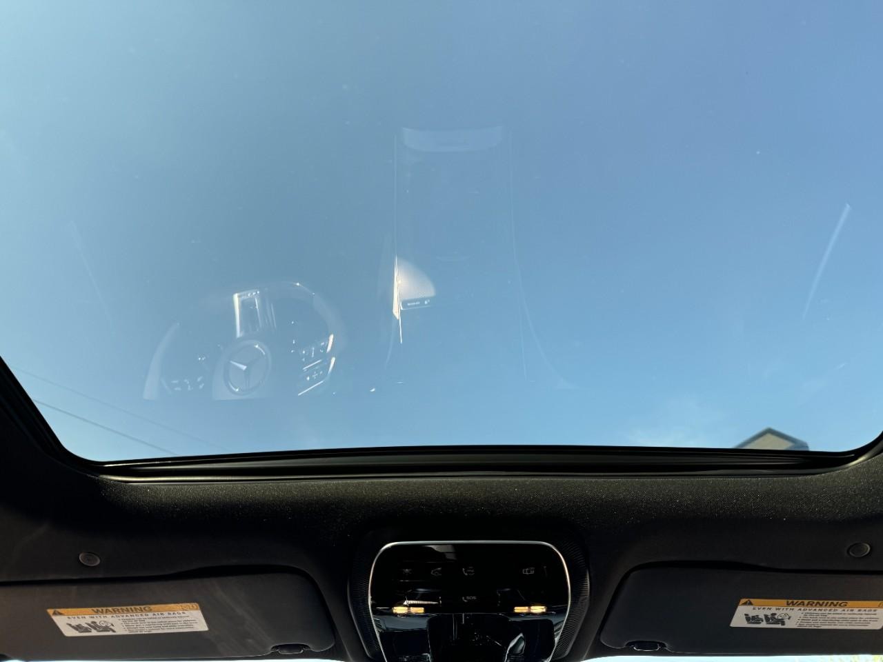 Mercedes-Benz C-Class Vehicle Full-screen Gallery Image 11