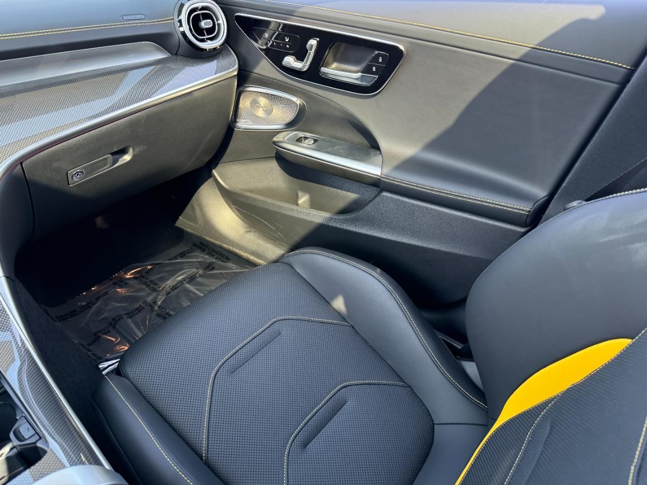 Mercedes-Benz C-Class Vehicle Full-screen Gallery Image 16