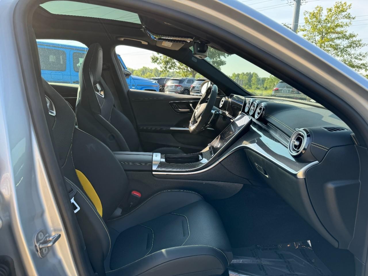 Mercedes-Benz C-Class Vehicle Full-screen Gallery Image 17