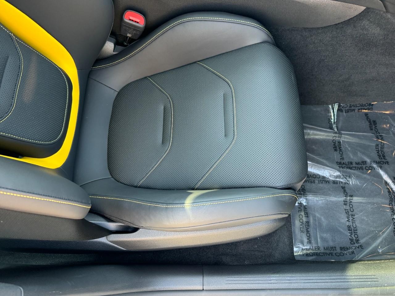 Mercedes-Benz C-Class Vehicle Full-screen Gallery Image 18