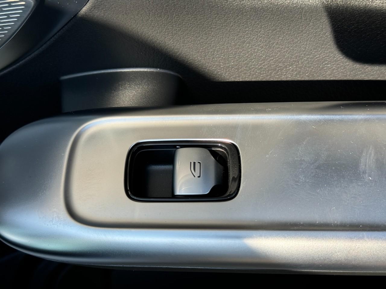 Mercedes-Benz C-Class Vehicle Full-screen Gallery Image 21