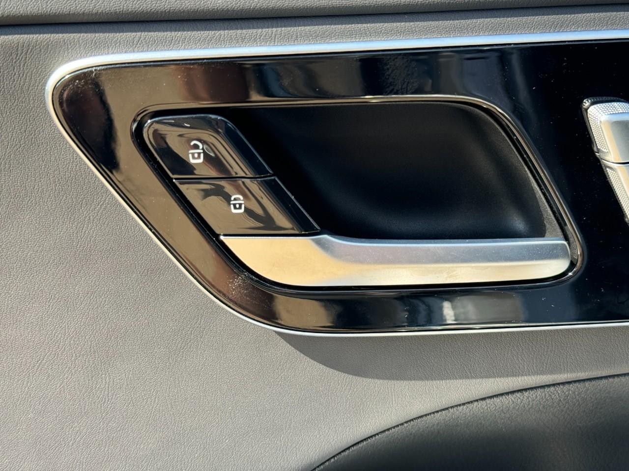 Mercedes-Benz C-Class Vehicle Full-screen Gallery Image 23