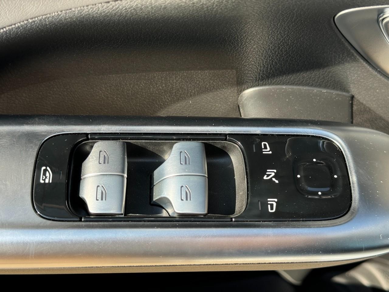 Mercedes-Benz C-Class Vehicle Full-screen Gallery Image 24