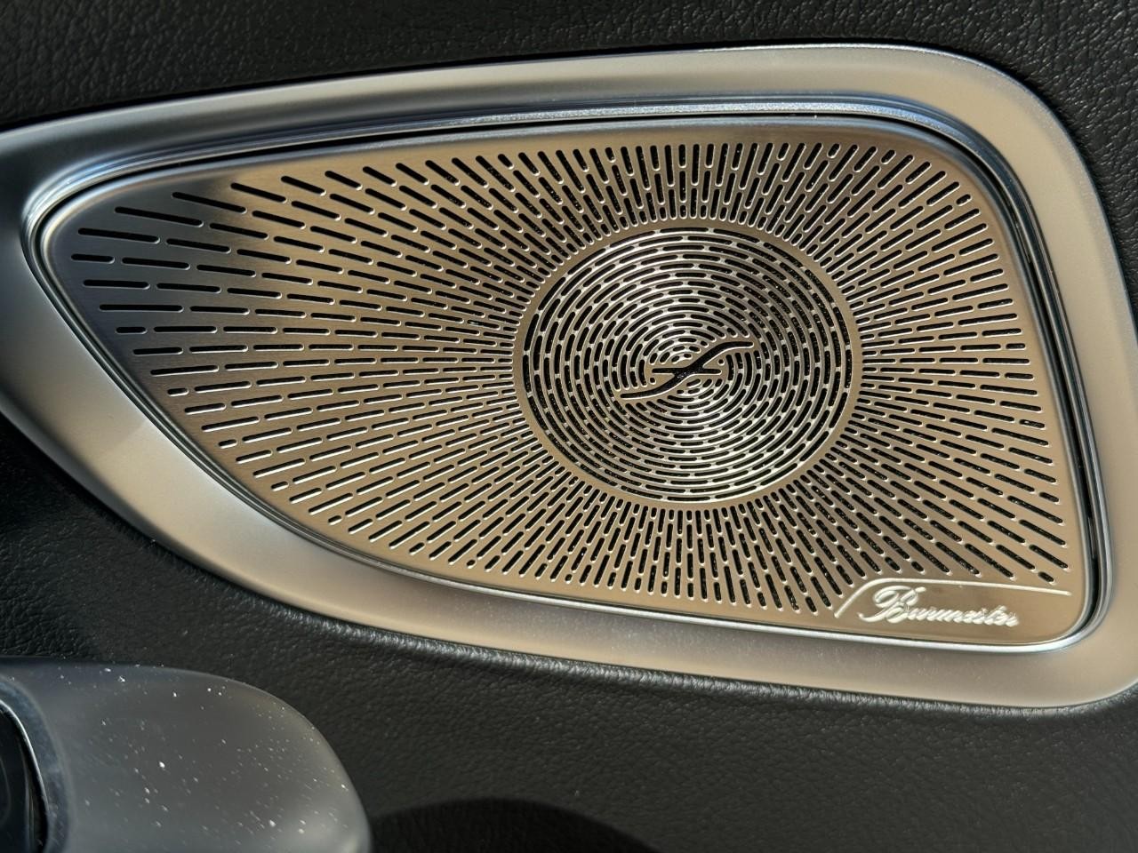 Mercedes-Benz C-Class Vehicle Full-screen Gallery Image 25