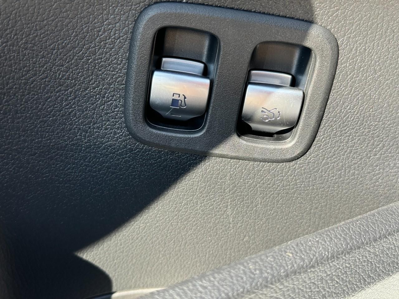 Mercedes-Benz C-Class Vehicle Full-screen Gallery Image 26