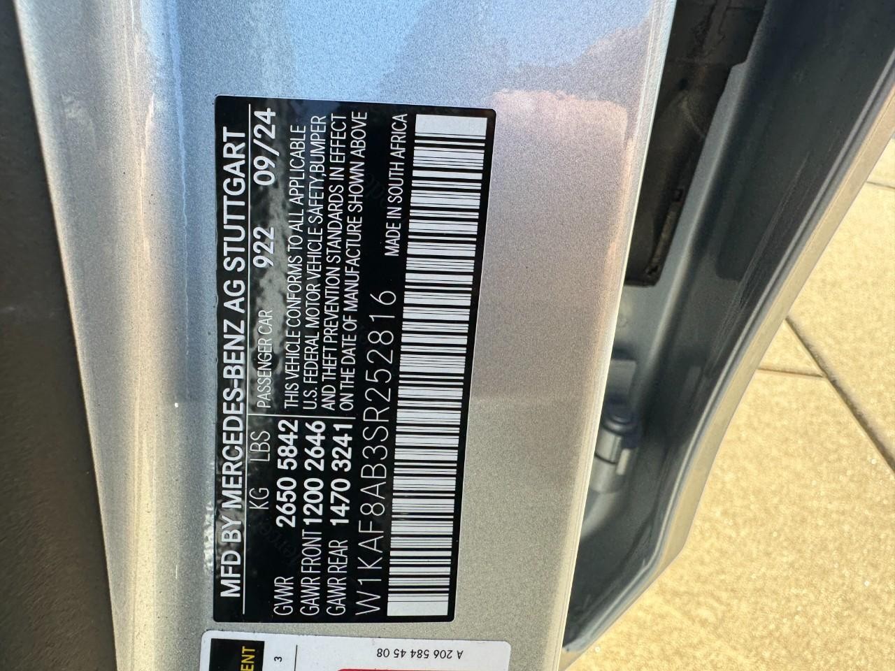 Mercedes-Benz C-Class Vehicle Full-screen Gallery Image 35