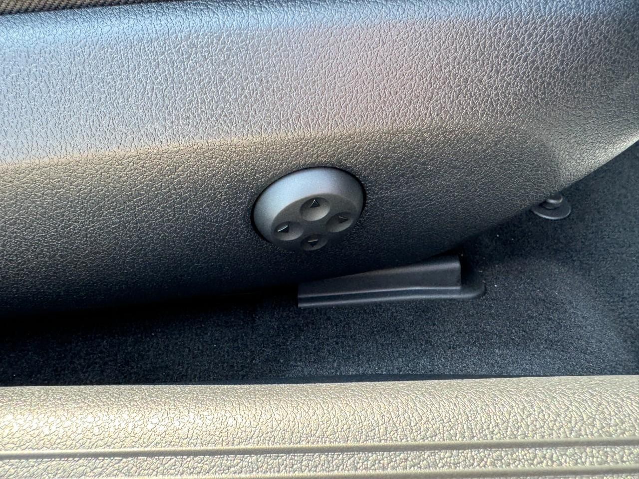 Mercedes-Benz CLE Vehicle Full-screen Gallery Image 18