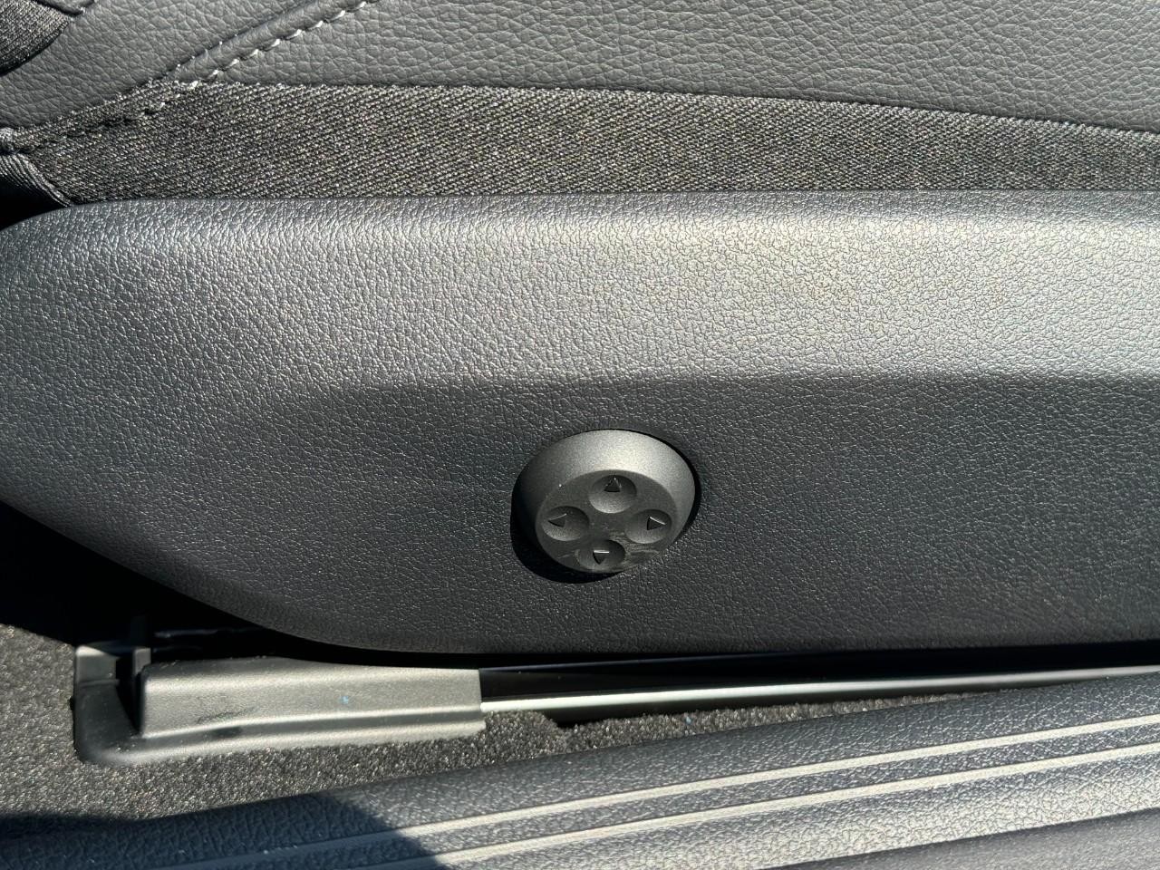 Mercedes-Benz CLE Vehicle Full-screen Gallery Image 29