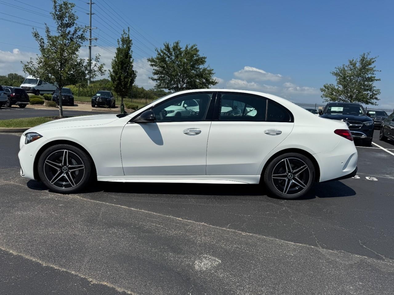 Mercedes-Benz C-Class Vehicle Full-screen Gallery Image 2