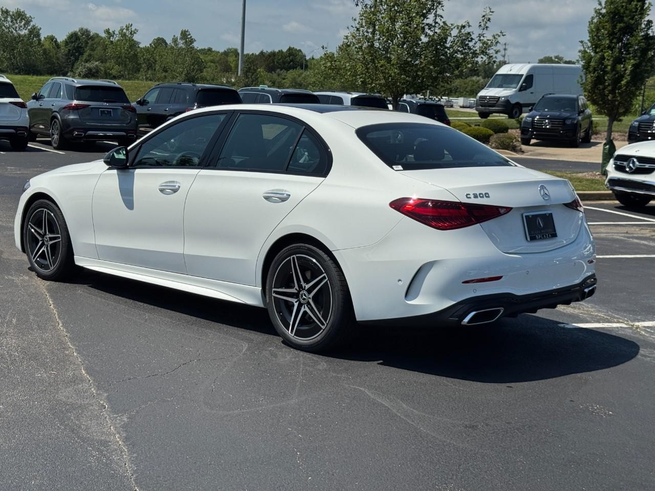 Mercedes-Benz C-Class Vehicle Full-screen Gallery Image 3