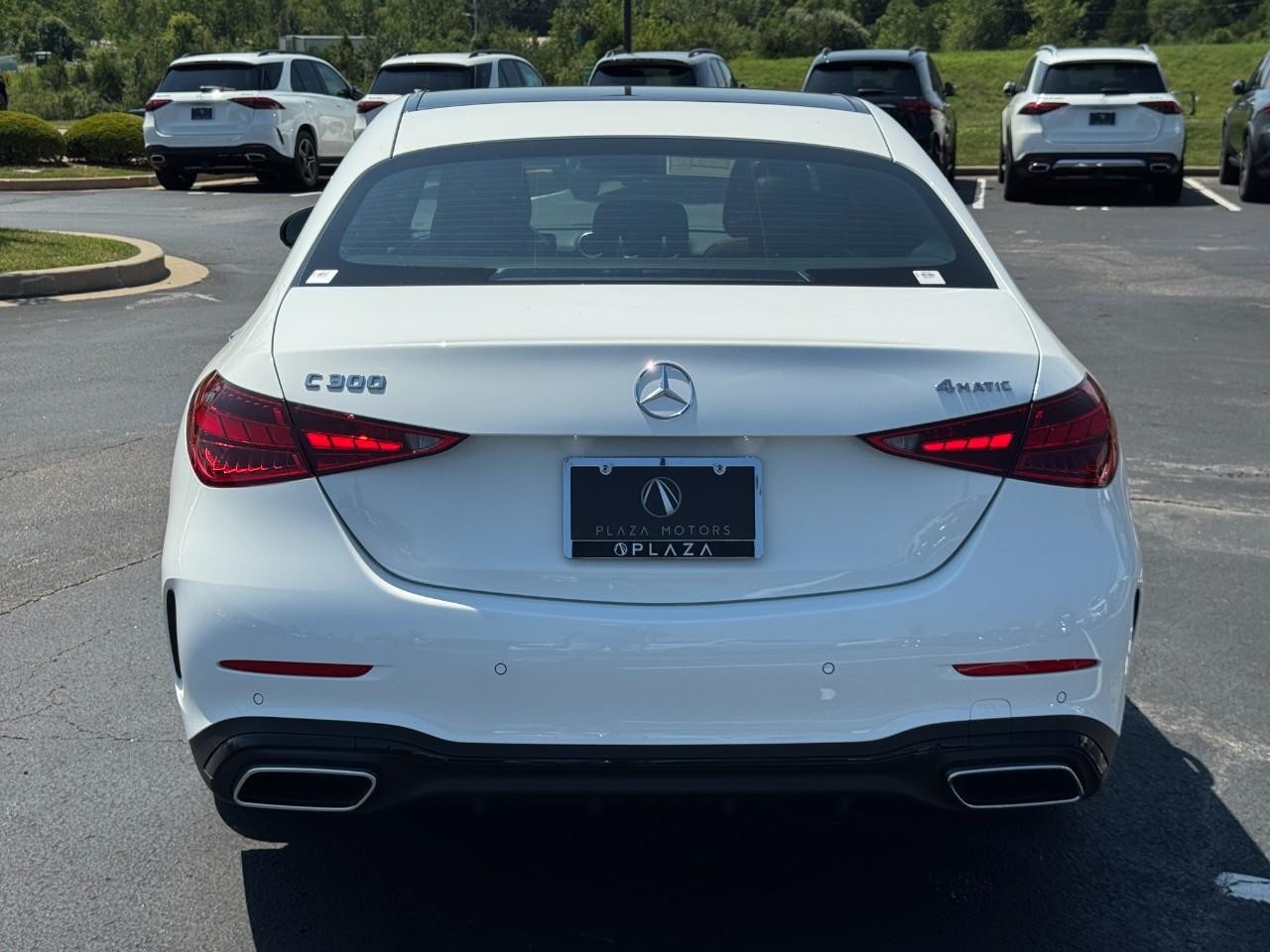 Mercedes-Benz C-Class Vehicle Full-screen Gallery Image 4