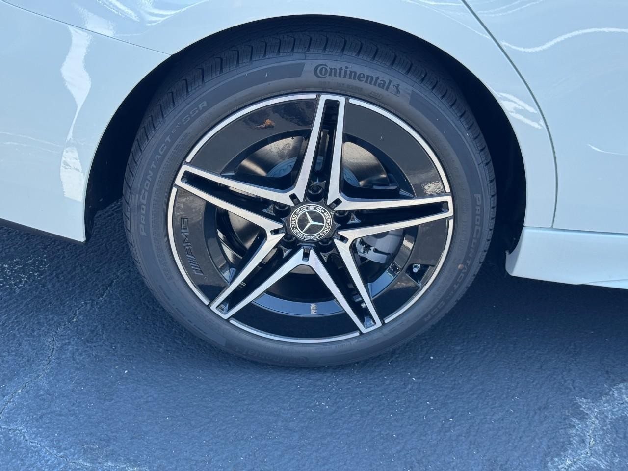 Mercedes-Benz C-Class Vehicle Full-screen Gallery Image 6