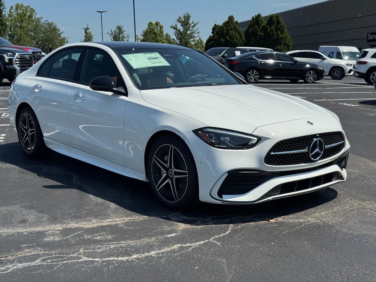 Mercedes-Benz C-Class Vehicle Full-screen Gallery Image 7