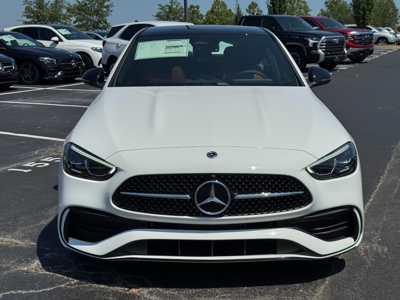 Mercedes-Benz C-Class Vehicle Full-screen Gallery Image 8