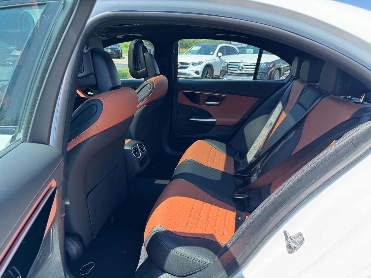 Mercedes-Benz C-Class Vehicle Full-screen Gallery Image 10