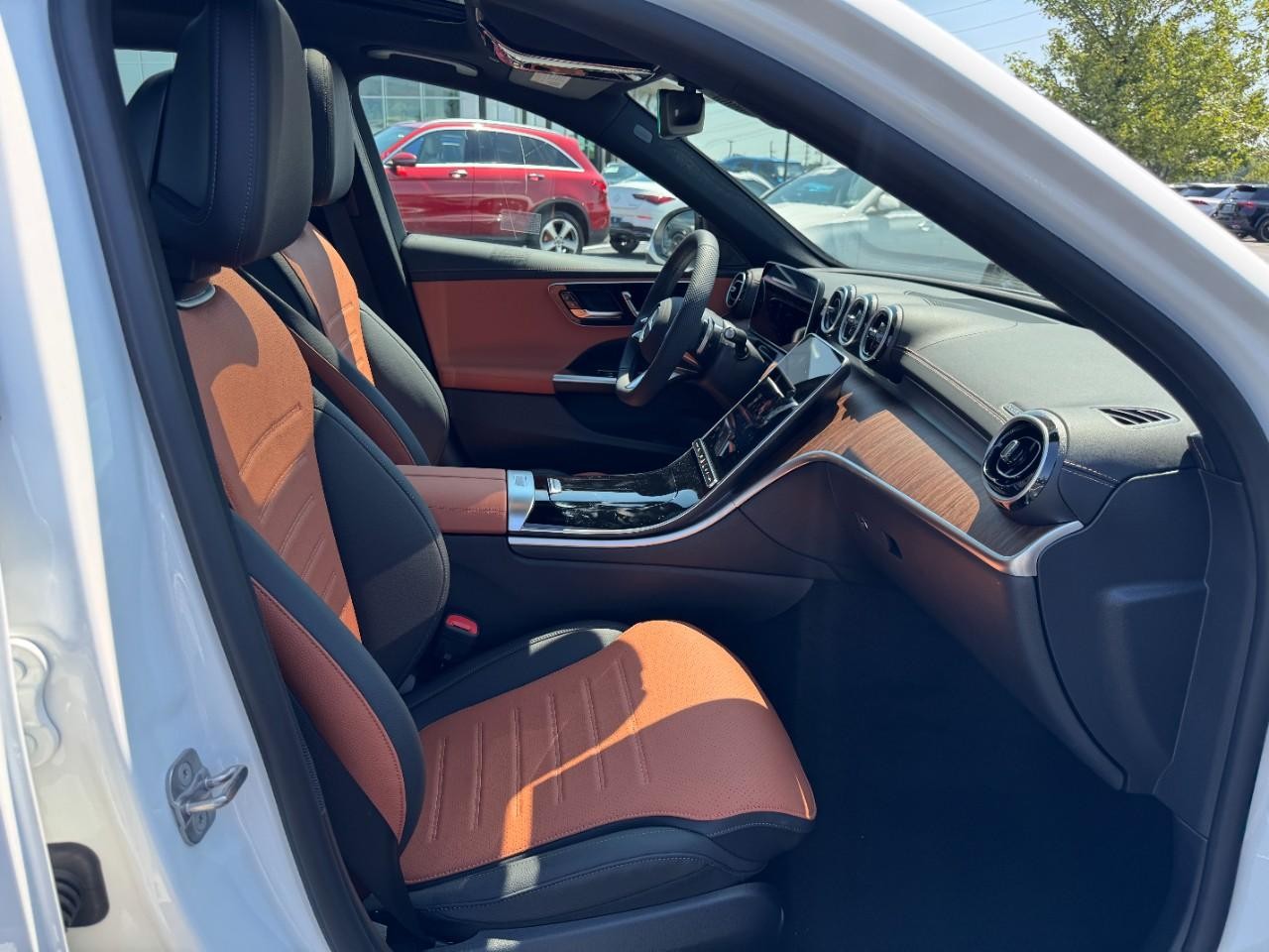 Mercedes-Benz C-Class Vehicle Full-screen Gallery Image 11