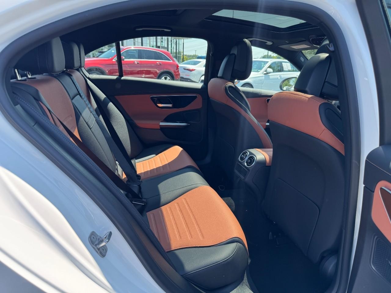 Mercedes-Benz C-Class Vehicle Full-screen Gallery Image 12