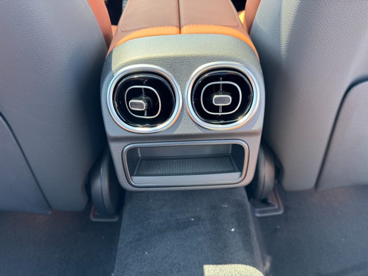 Mercedes-Benz C-Class Vehicle Full-screen Gallery Image 18