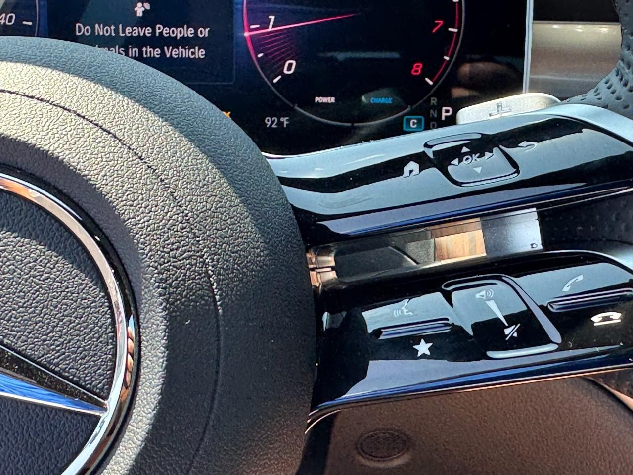 Mercedes-Benz C-Class Vehicle Full-screen Gallery Image 21