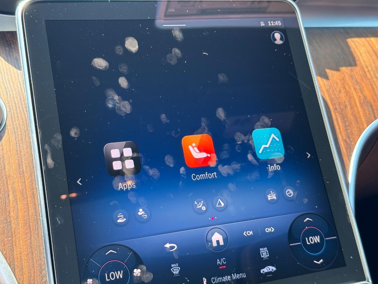 Mercedes-Benz C-Class Vehicle Full-screen Gallery Image 23