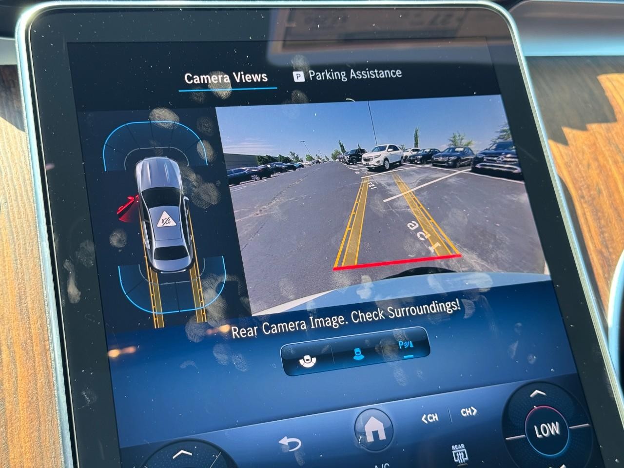 Mercedes-Benz C-Class Vehicle Full-screen Gallery Image 24