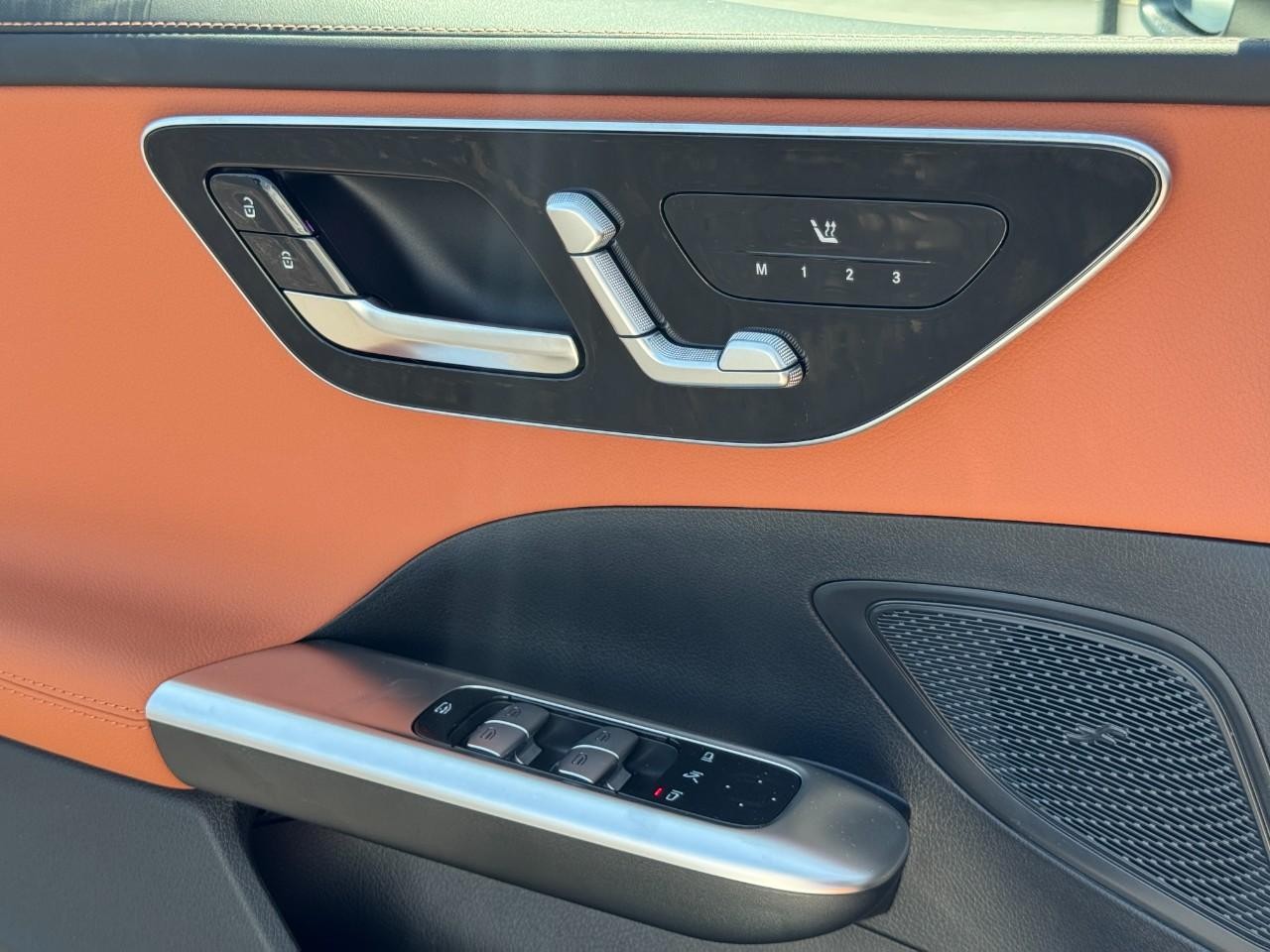 Mercedes-Benz C-Class Vehicle Full-screen Gallery Image 26