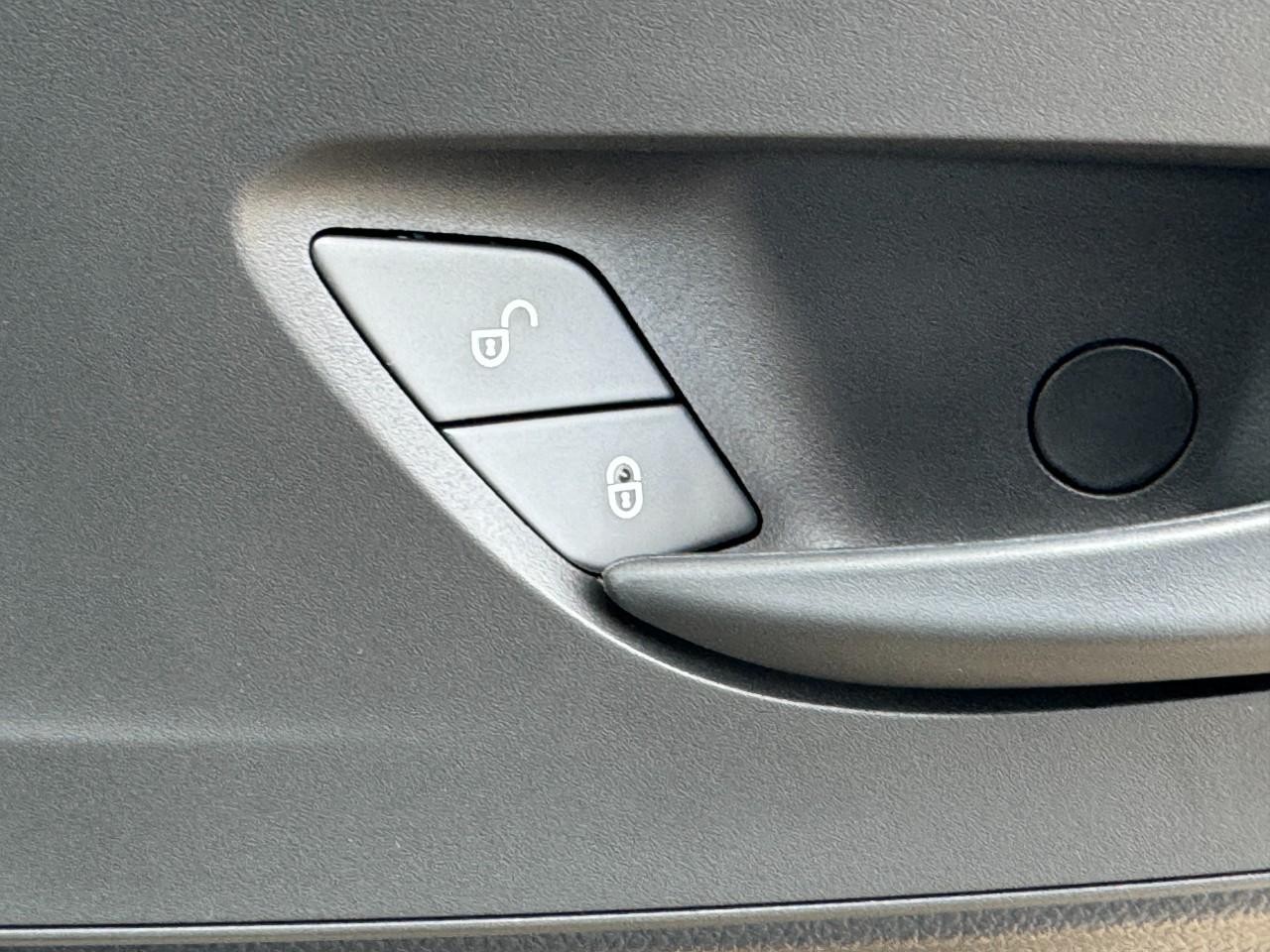 Mercedes-Benz Sprinter Cargo Van Vehicle Full-screen Gallery Image 21