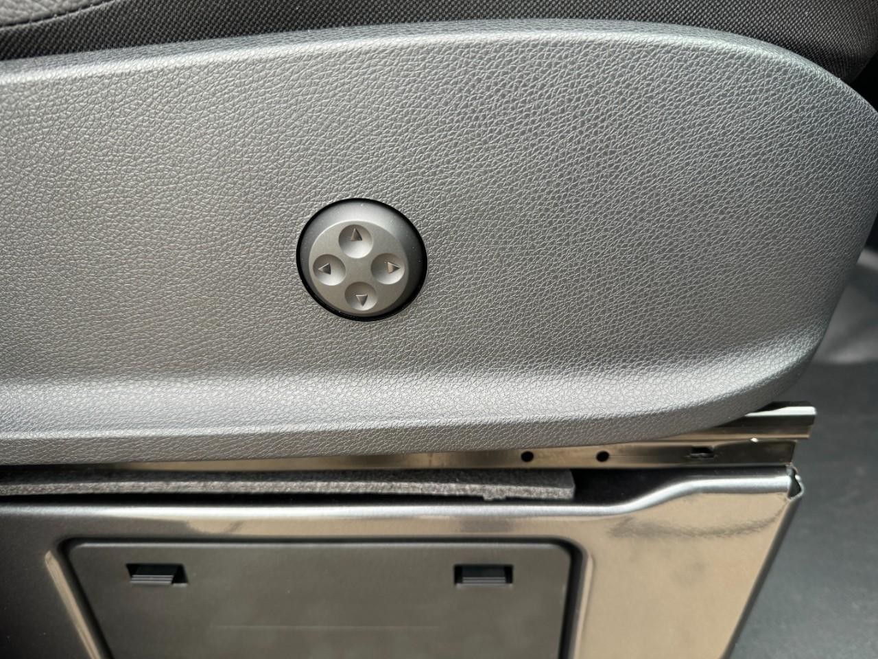 Mercedes-Benz Sprinter Cargo Van Vehicle Full-screen Gallery Image 19