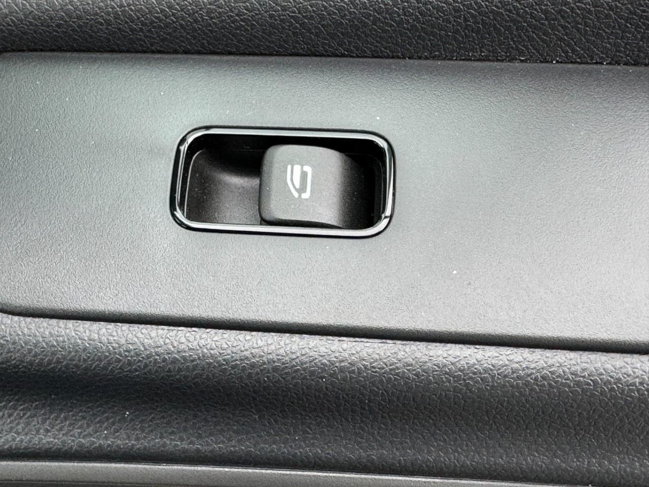 Mercedes-Benz Sprinter Cargo Van Vehicle Full-screen Gallery Image 20