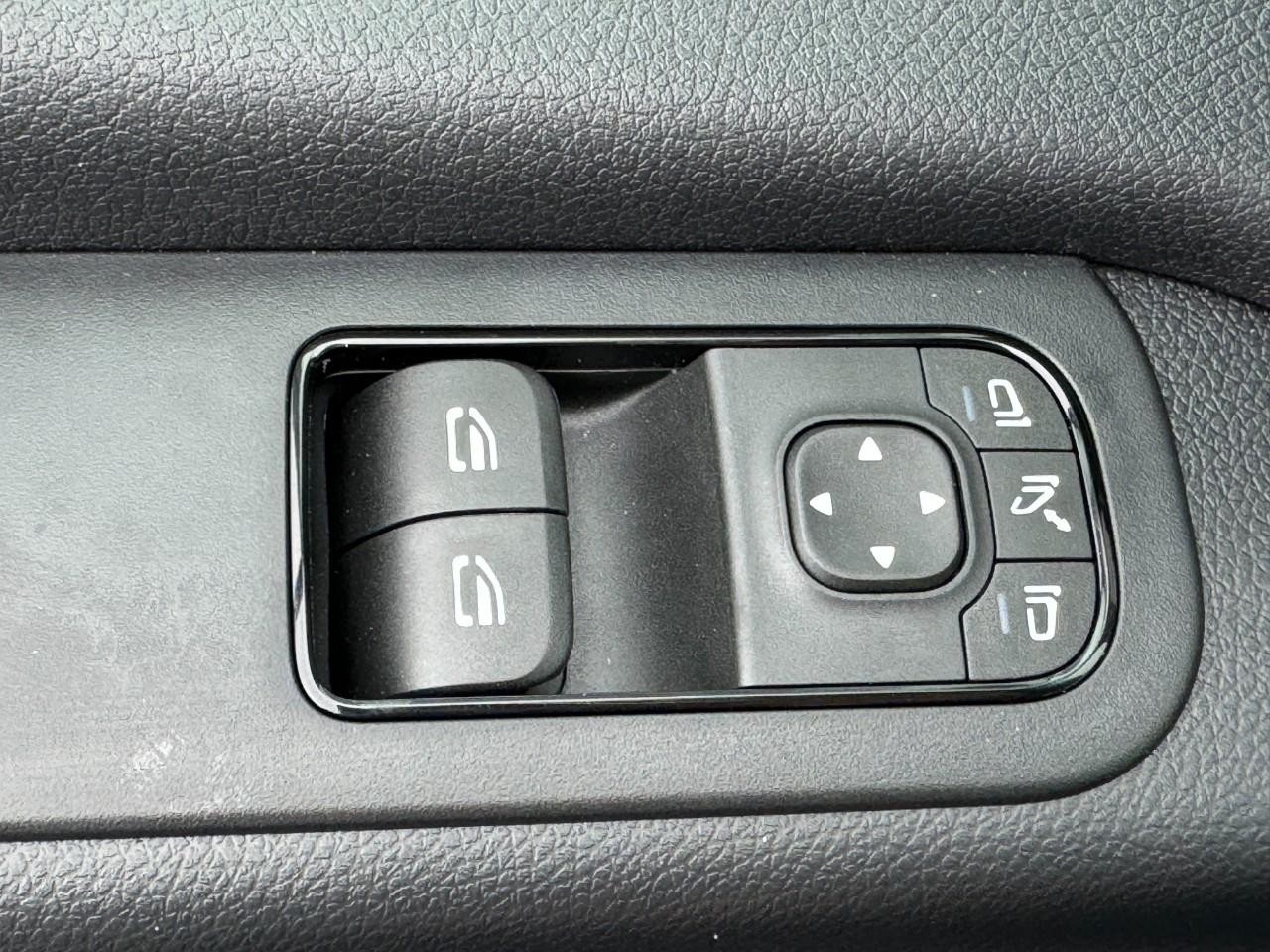 Mercedes-Benz Sprinter Cargo Van Vehicle Full-screen Gallery Image 22