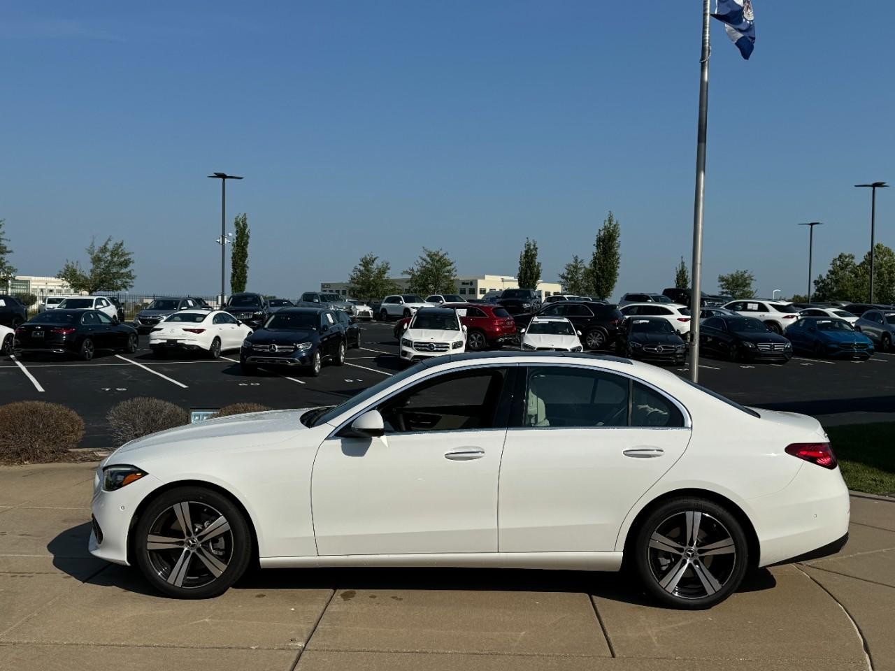 Mercedes-Benz C-Class Vehicle Full-screen Gallery Image 2