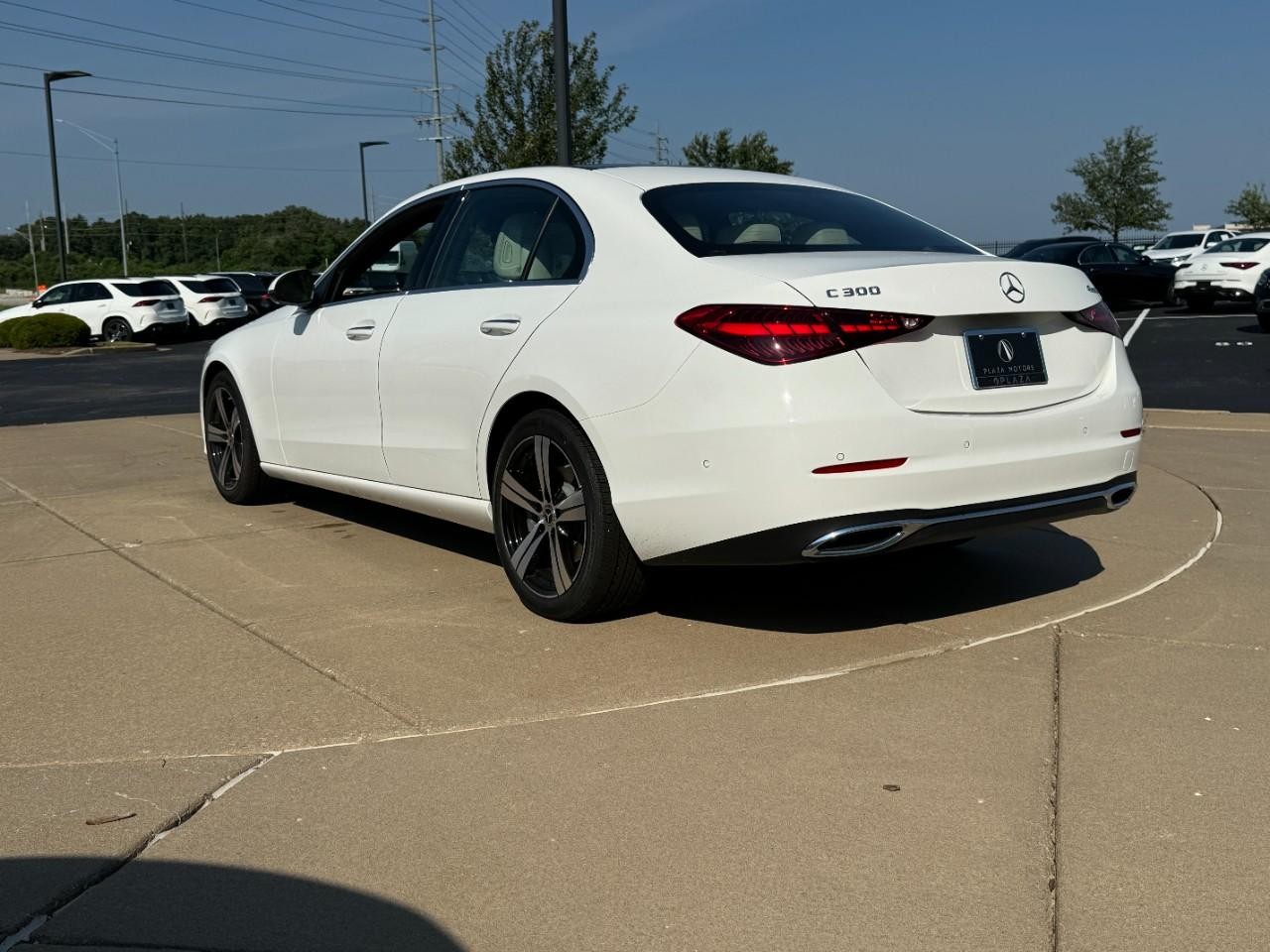 Mercedes-Benz C-Class Vehicle Full-screen Gallery Image 3